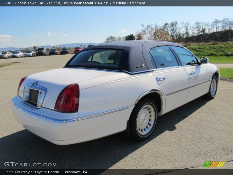 White Pearlescent Tri-Coat / Medium Parchment 2000 Lincoln Town Car Executive