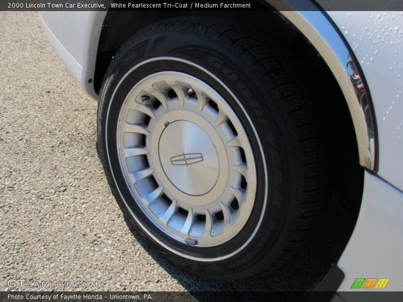 White Pearlescent Tri-Coat / Medium Parchment 2000 Lincoln Town Car Executive