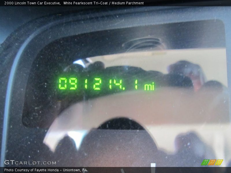 White Pearlescent Tri-Coat / Medium Parchment 2000 Lincoln Town Car Executive