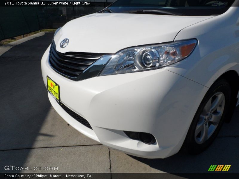 Super White / Light Gray 2011 Toyota Sienna LE