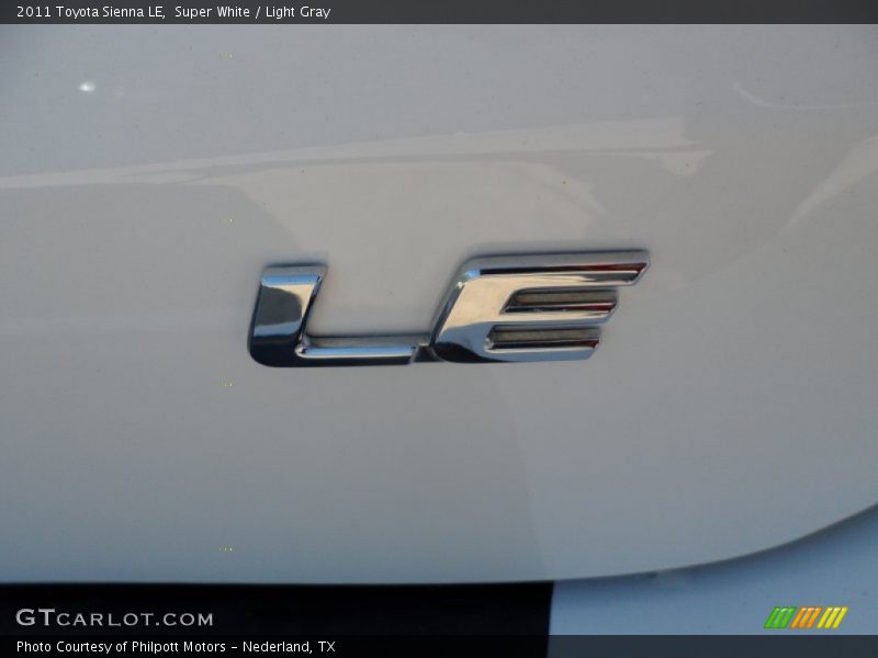 Super White / Light Gray 2011 Toyota Sienna LE