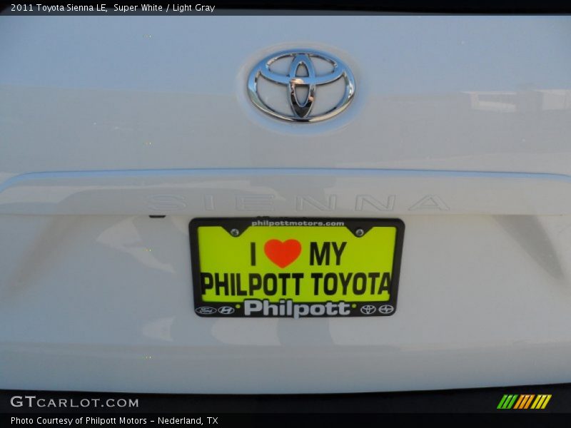 Super White / Light Gray 2011 Toyota Sienna LE