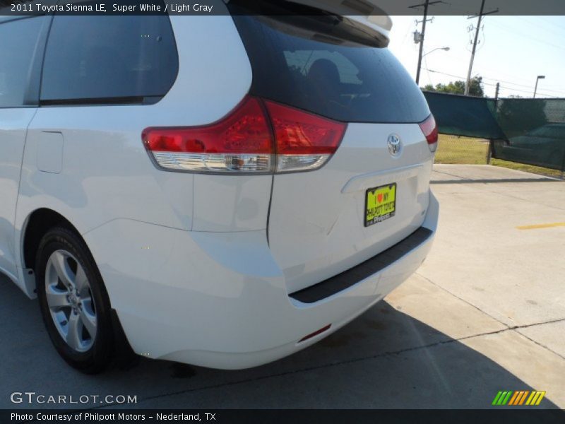 Super White / Light Gray 2011 Toyota Sienna LE