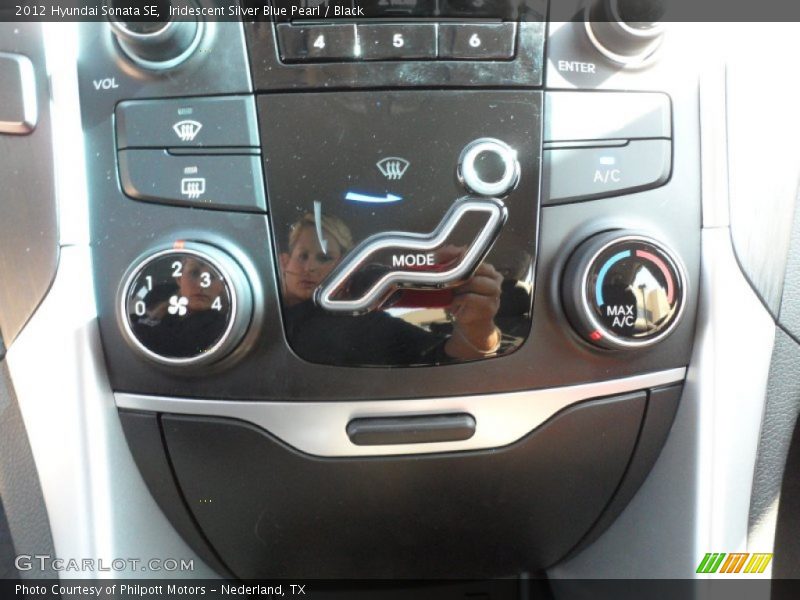 Iridescent Silver Blue Pearl / Black 2012 Hyundai Sonata SE
