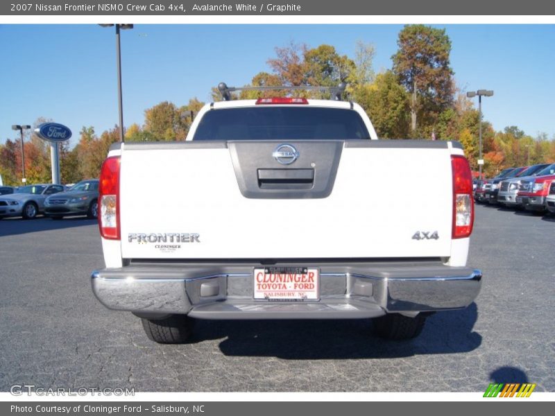Avalanche White / Graphite 2007 Nissan Frontier NISMO Crew Cab 4x4
