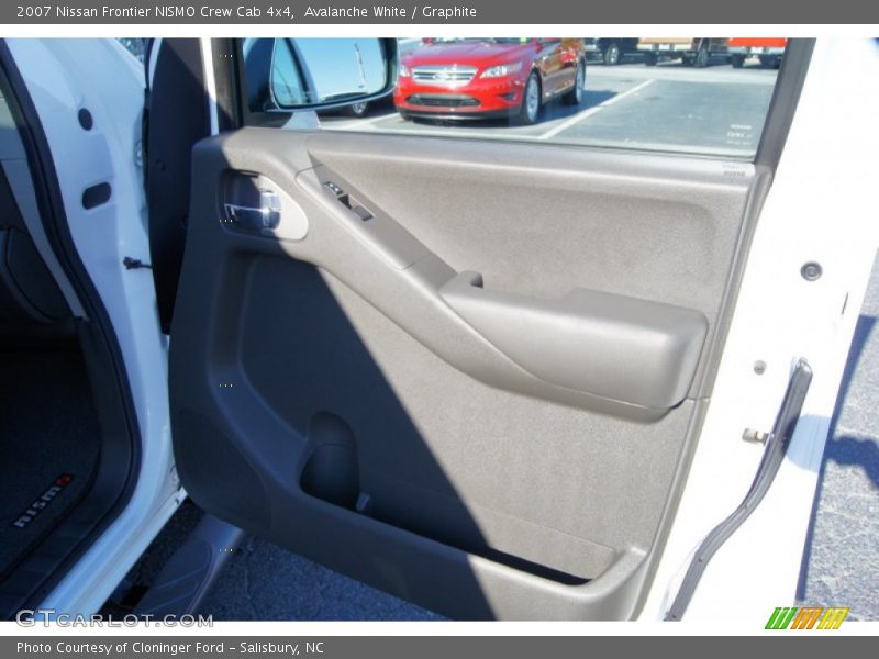 Avalanche White / Graphite 2007 Nissan Frontier NISMO Crew Cab 4x4