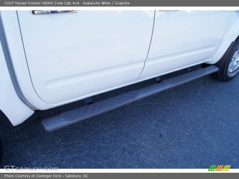 Avalanche White / Graphite 2007 Nissan Frontier NISMO Crew Cab 4x4