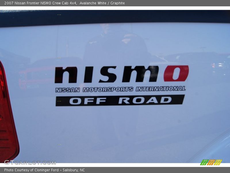 Avalanche White / Graphite 2007 Nissan Frontier NISMO Crew Cab 4x4