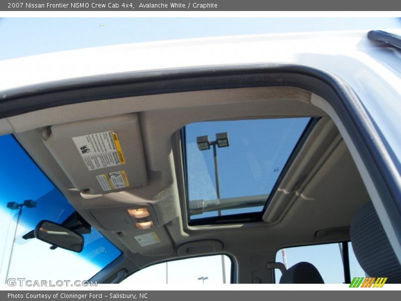 Avalanche White / Graphite 2007 Nissan Frontier NISMO Crew Cab 4x4