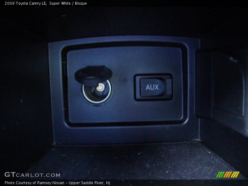 Super White / Bisque 2009 Toyota Camry LE