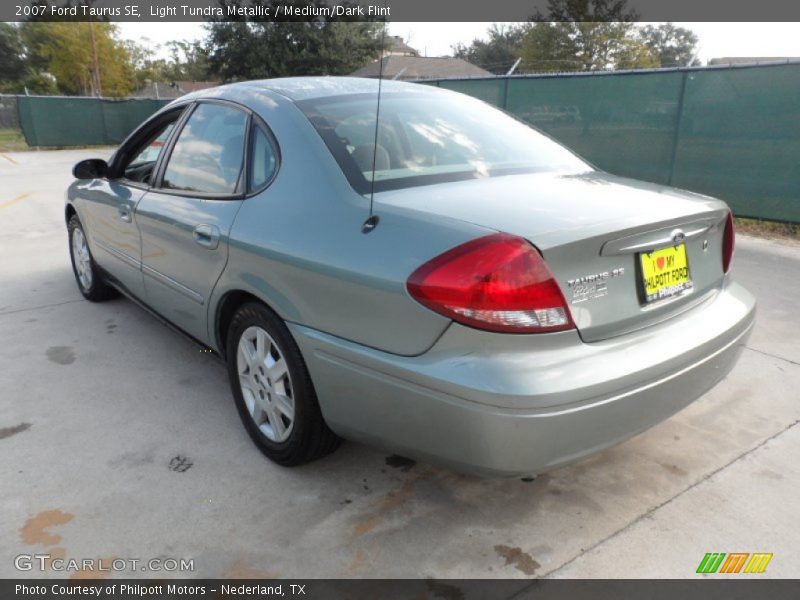 Light Tundra Metallic / Medium/Dark Flint 2007 Ford Taurus SE