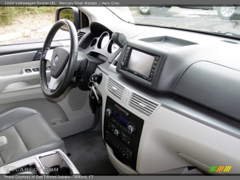 Mercury Sliver Metallic / Aero Grey 2009 Volkswagen Routan SEL