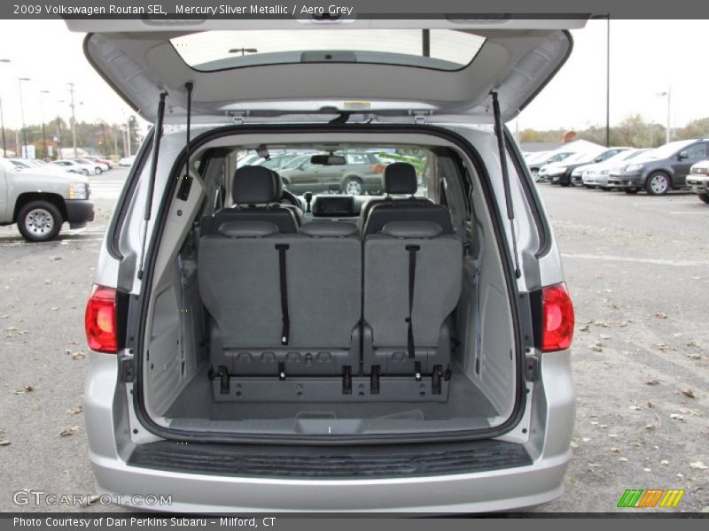 Mercury Sliver Metallic / Aero Grey 2009 Volkswagen Routan SEL