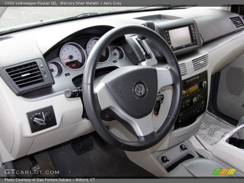 Mercury Sliver Metallic / Aero Grey 2009 Volkswagen Routan SEL