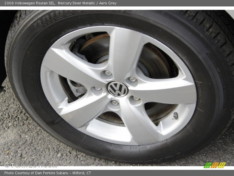 Mercury Sliver Metallic / Aero Grey 2009 Volkswagen Routan SEL