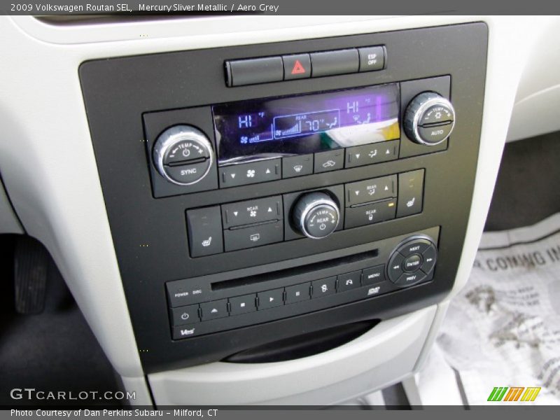 Mercury Sliver Metallic / Aero Grey 2009 Volkswagen Routan SEL