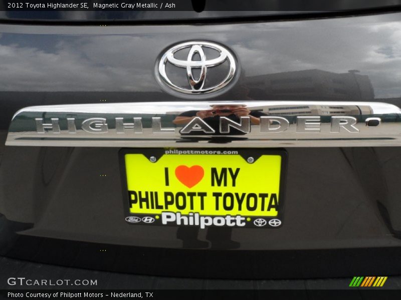 Magnetic Gray Metallic / Ash 2012 Toyota Highlander SE