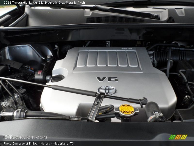 Magnetic Gray Metallic / Ash 2012 Toyota Highlander SE