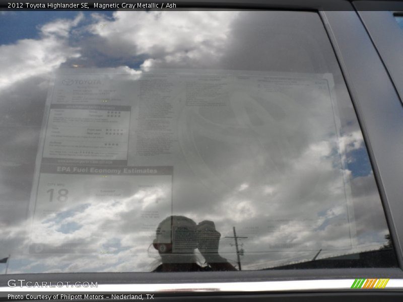 Magnetic Gray Metallic / Ash 2012 Toyota Highlander SE