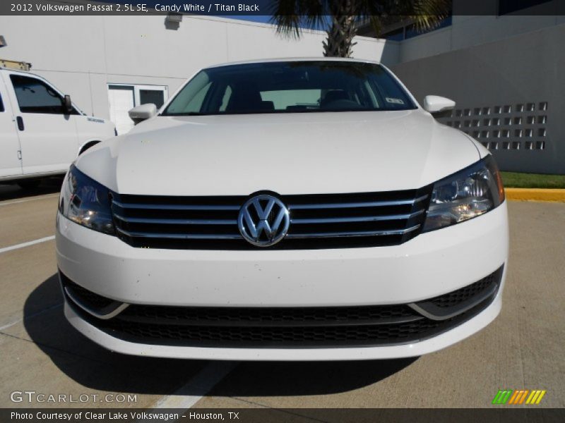 Candy White / Titan Black 2012 Volkswagen Passat 2.5L SE