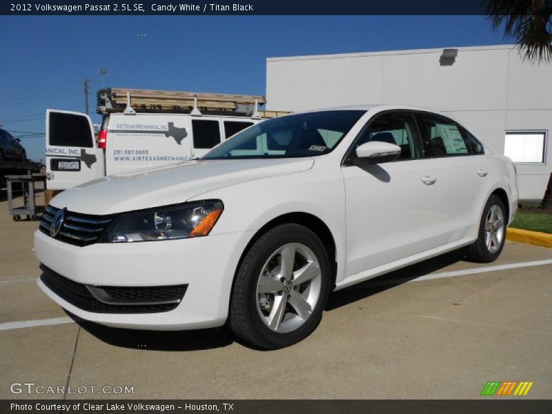 Candy White / Titan Black 2012 Volkswagen Passat 2.5L SE