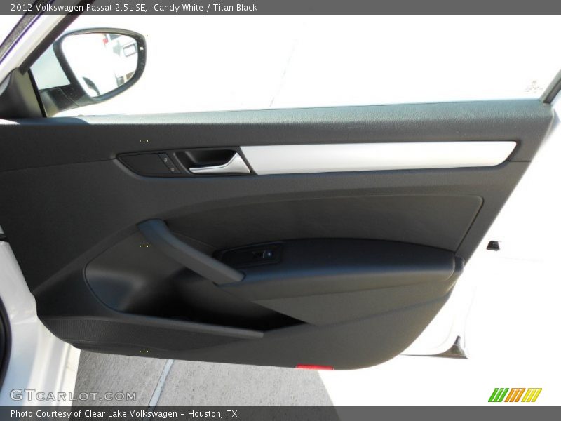 Candy White / Titan Black 2012 Volkswagen Passat 2.5L SE