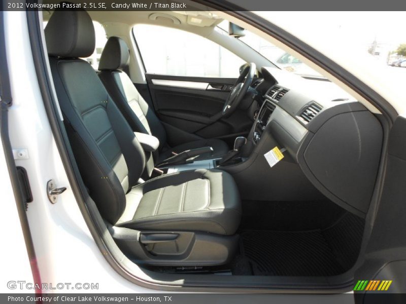 Candy White / Titan Black 2012 Volkswagen Passat 2.5L SE