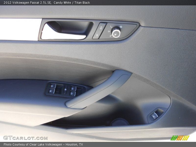 Candy White / Titan Black 2012 Volkswagen Passat 2.5L SE