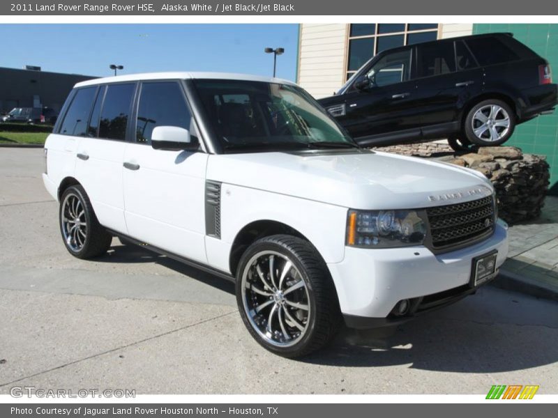 Front 3/4 View of 2011 Range Rover HSE
