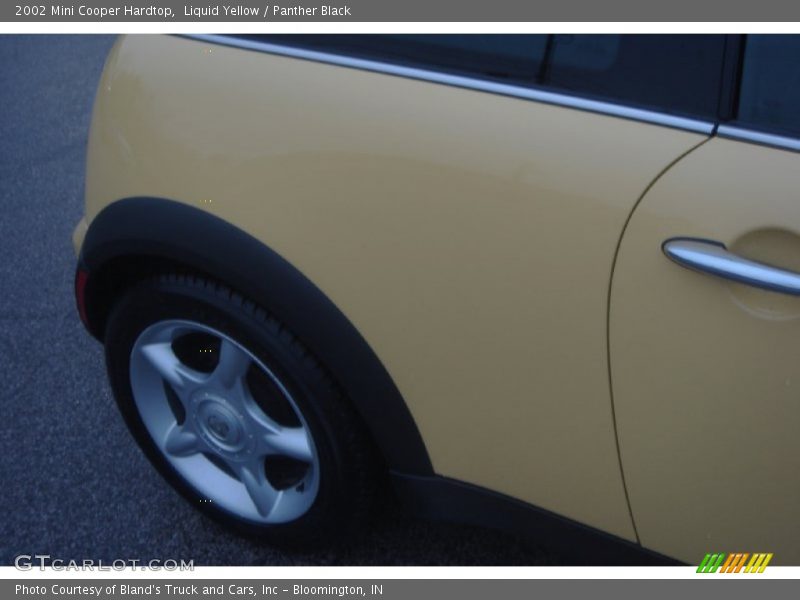 Liquid Yellow / Panther Black 2002 Mini Cooper Hardtop