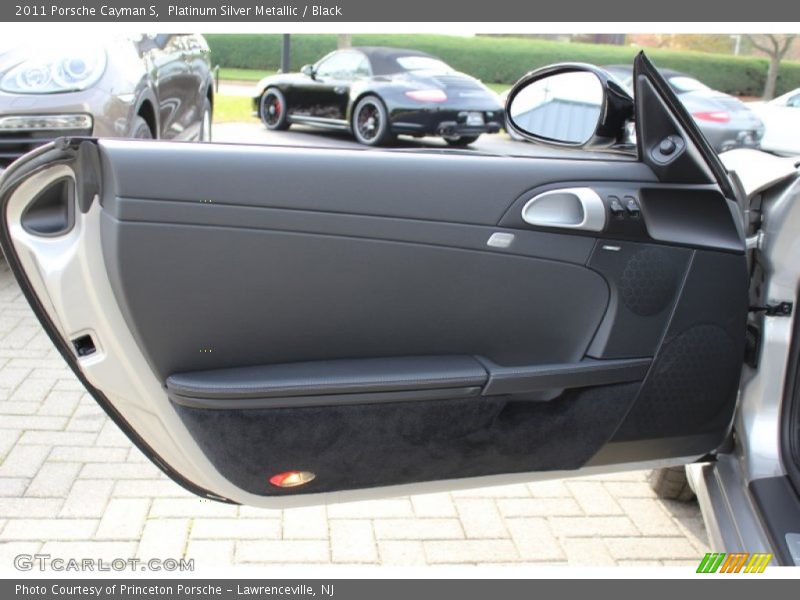 Door Panel of 2011 Cayman S