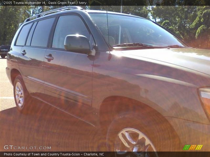 Oasis Green Pearl / Ivory 2005 Toyota Highlander I4