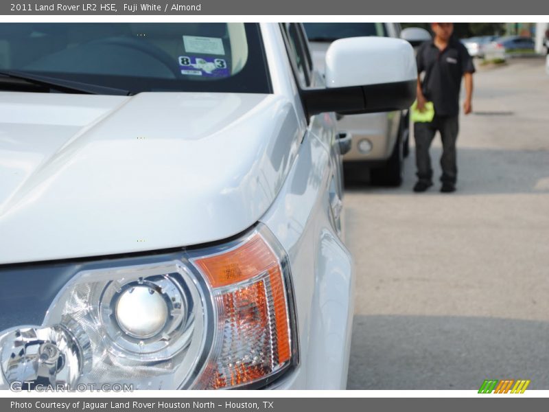 Fuji White / Almond 2011 Land Rover LR2 HSE