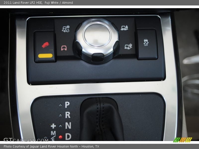 Fuji White / Almond 2011 Land Rover LR2 HSE