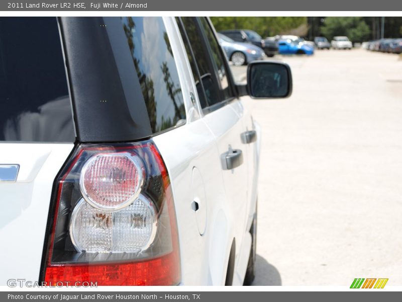 Fuji White / Almond 2011 Land Rover LR2 HSE
