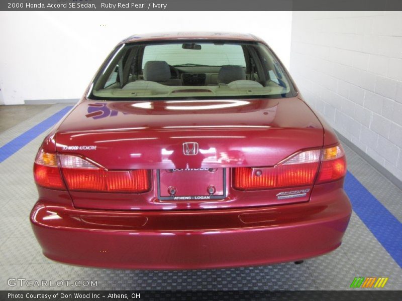 Ruby Red Pearl / Ivory 2000 Honda Accord SE Sedan