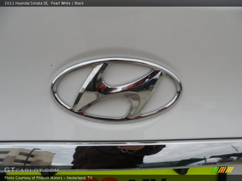 Pearl White / Black 2011 Hyundai Sonata SE