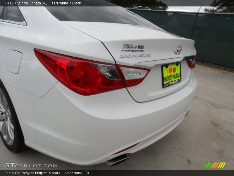 Pearl White / Black 2011 Hyundai Sonata SE