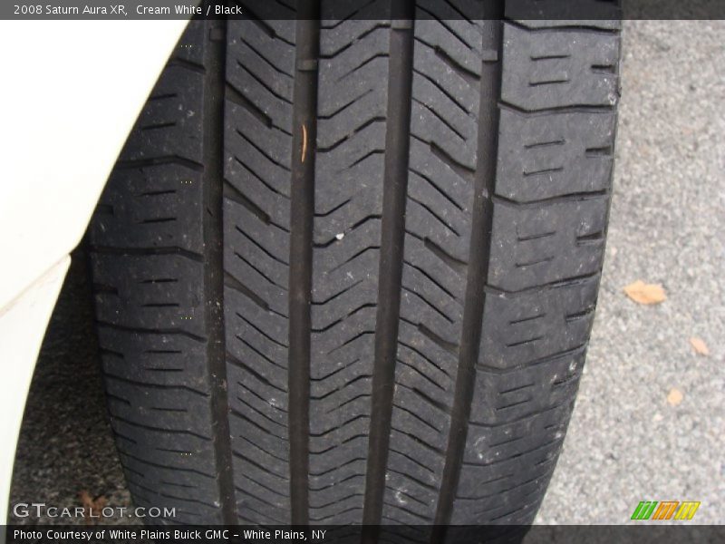 Cream White / Black 2008 Saturn Aura XR