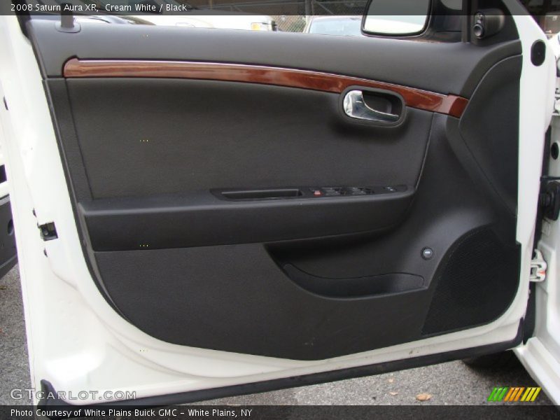 Cream White / Black 2008 Saturn Aura XR