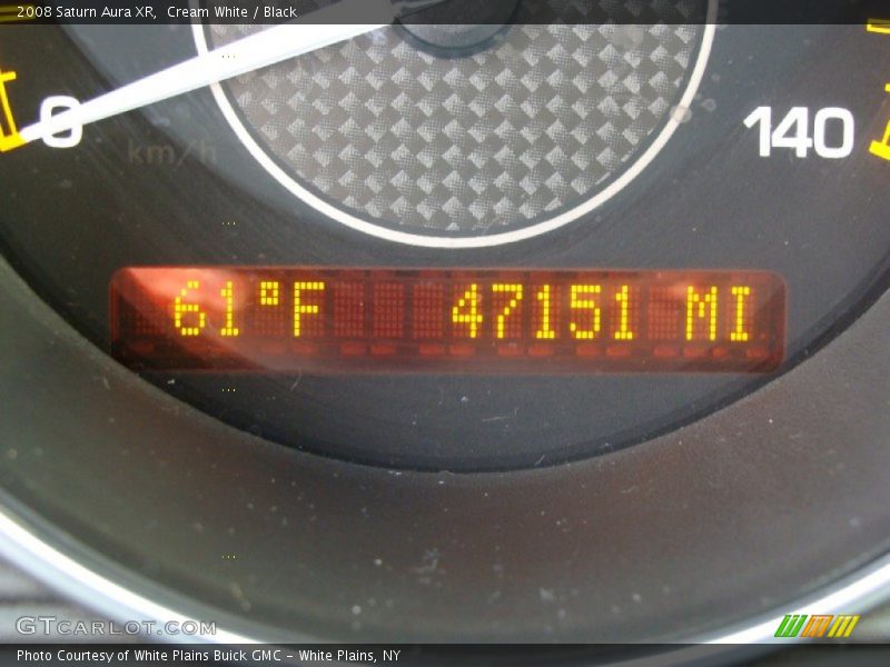 Cream White / Black 2008 Saturn Aura XR