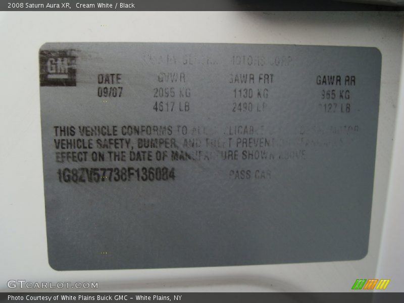 Cream White / Black 2008 Saturn Aura XR