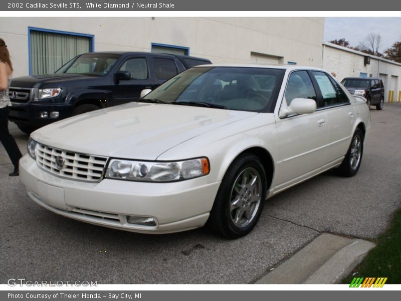 Front 3/4 View of 2002 Seville STS