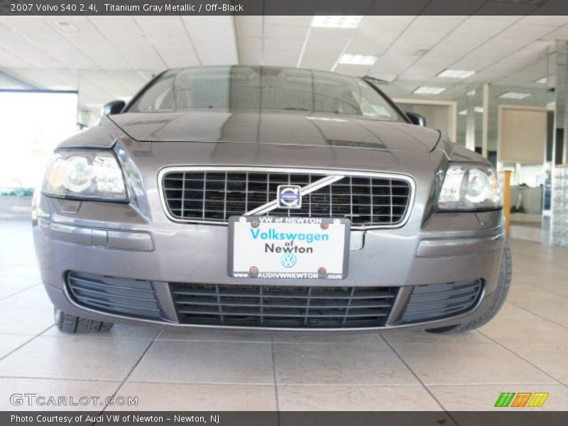 Titanium Gray Metallic / Off-Black 2007 Volvo S40 2.4i