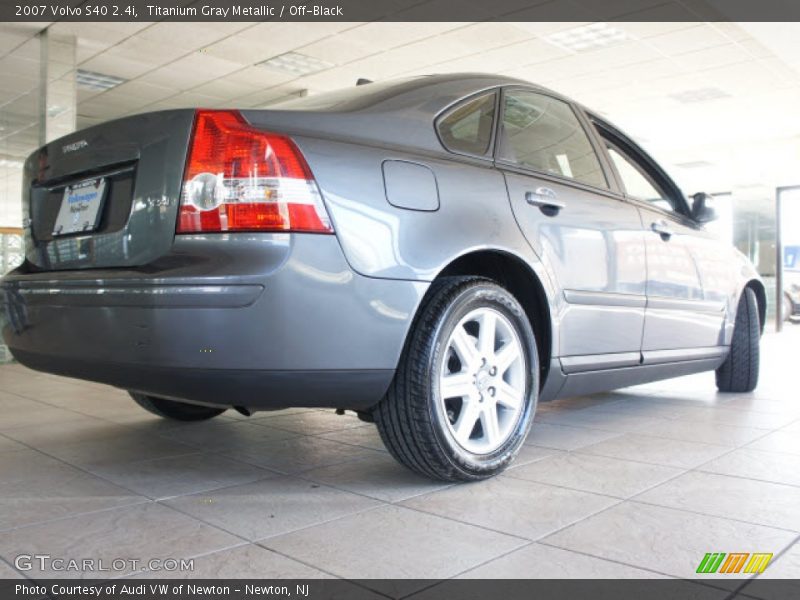 Titanium Gray Metallic / Off-Black 2007 Volvo S40 2.4i