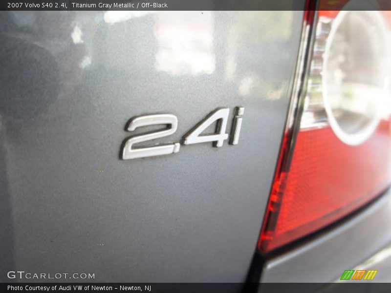 Titanium Gray Metallic / Off-Black 2007 Volvo S40 2.4i