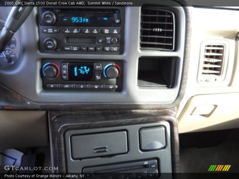 Controls of 2005 Sierra 1500 Denali Crew Cab AWD