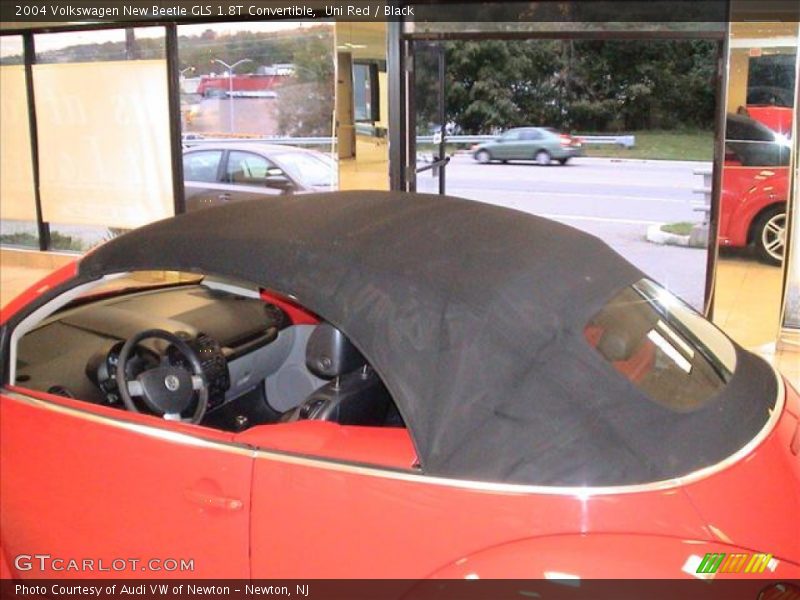 Uni Red / Black 2004 Volkswagen New Beetle GLS 1.8T Convertible