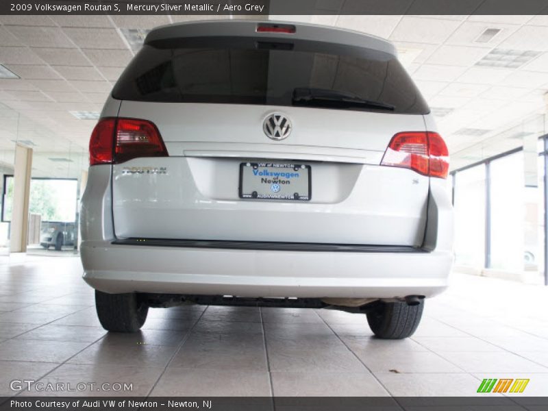 Mercury Sliver Metallic / Aero Grey 2009 Volkswagen Routan S