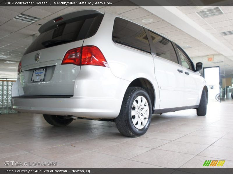 Mercury Sliver Metallic / Aero Grey 2009 Volkswagen Routan S